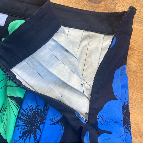 TALBOTS Navy Blue Large Floral Print Pleated Knee Length Skirt Flowers - Picture 6 of 6